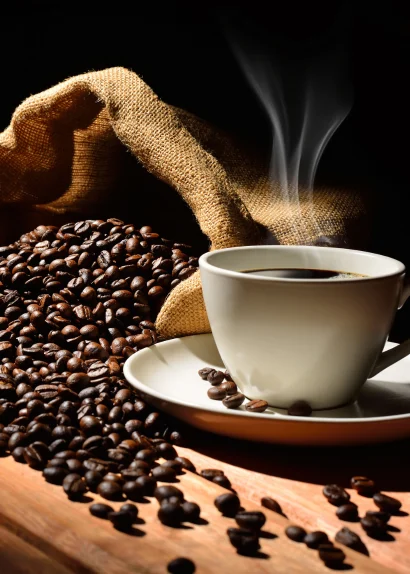 Tasse de café fumant avec des grains de café