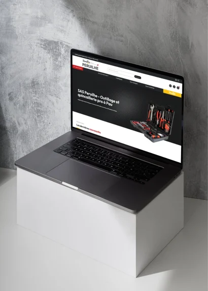 Site web de SAS Peruilhé affiché sur un ordinateur portable