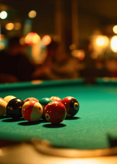 Billard avec des boules colorées sur une table