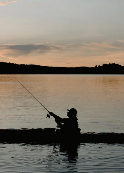 Silhouette d'un pêcheur au coucher du soleil