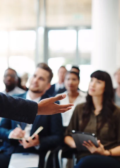 Personne présentant lors d'un séminaire