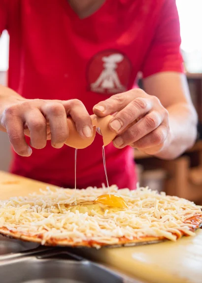 Préparation de pizza avec des œufs et du fromage