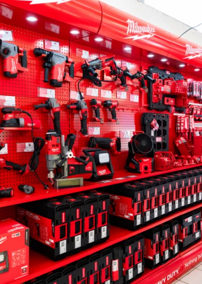 Outils et équipements de bricolage sur un mur rouge