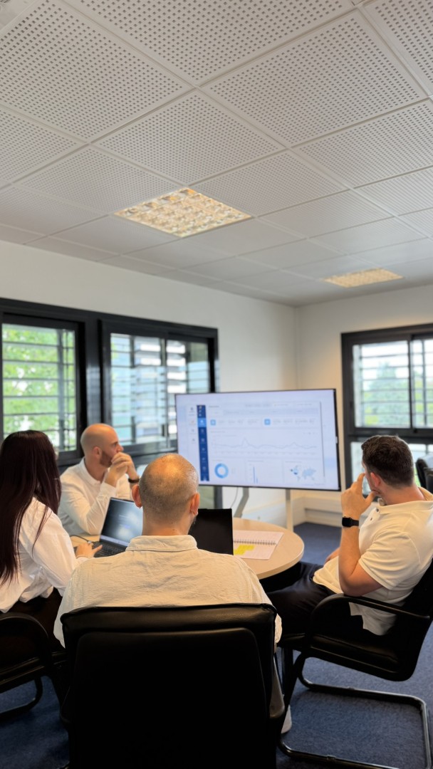Réunion de travail sur le référencement local d’un client chez H-TIC Pau